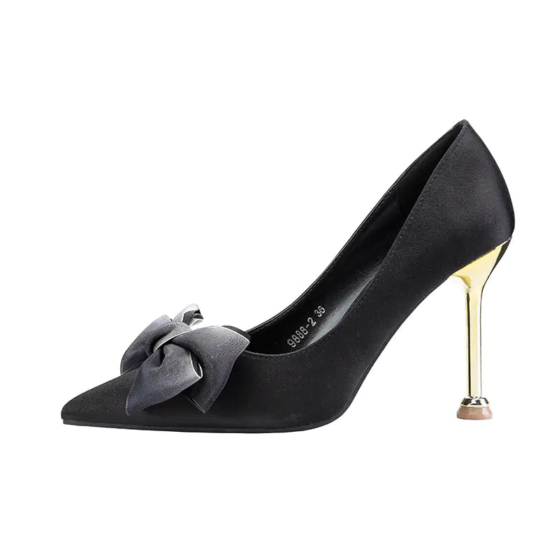 Eleganti scarpe col tacco alto in raso con punta affilata e fiocco