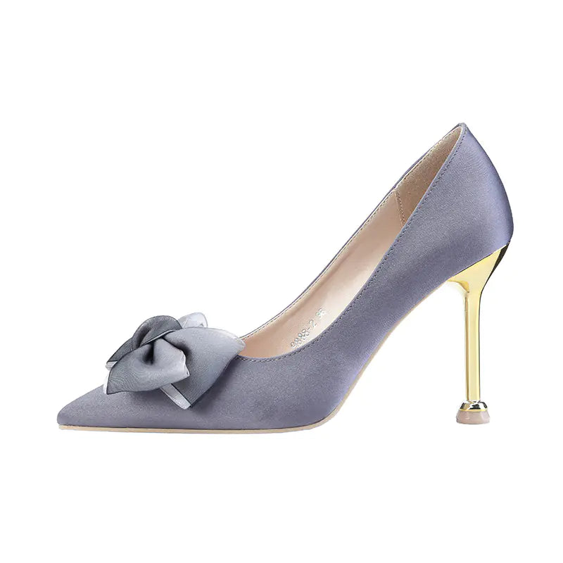 Eleganti scarpe col tacco alto in raso con punta affilata e fiocco