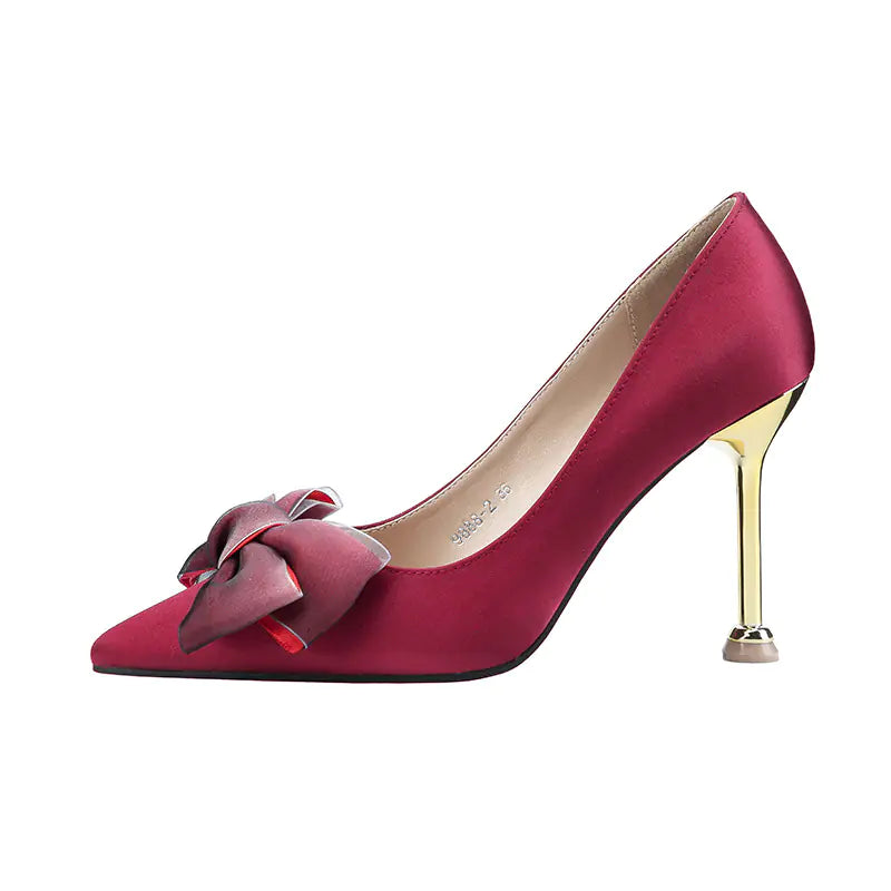 Eleganti scarpe col tacco alto in raso con punta affilata e fiocco