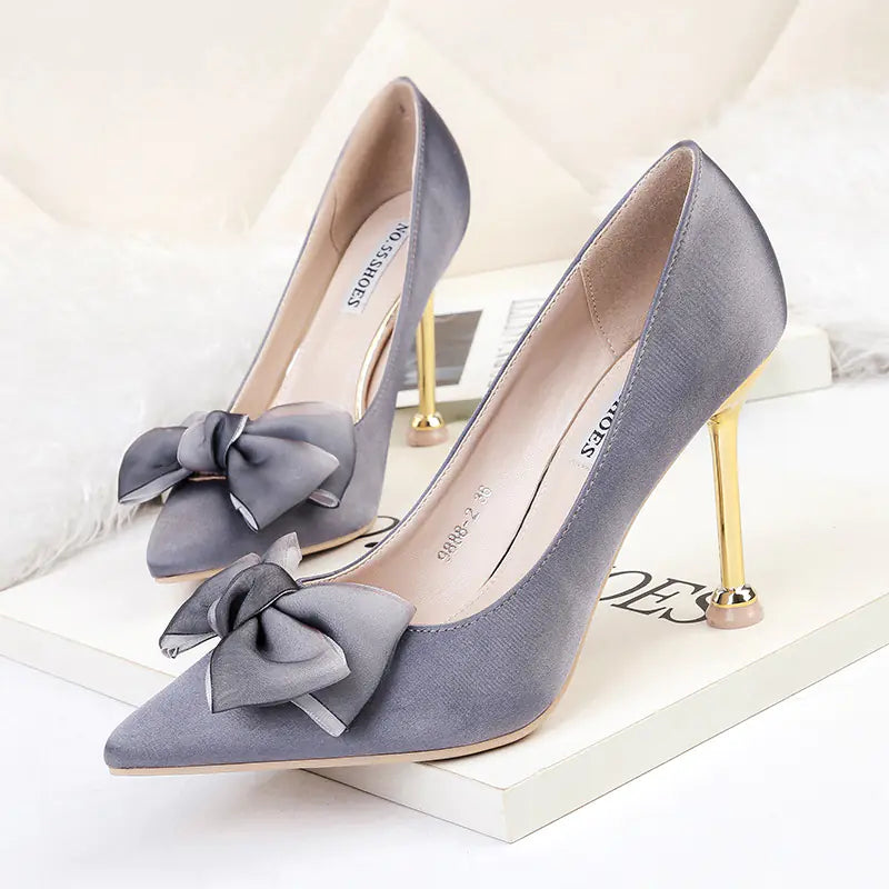 Eleganti scarpe col tacco alto in raso con punta affilata e fiocco