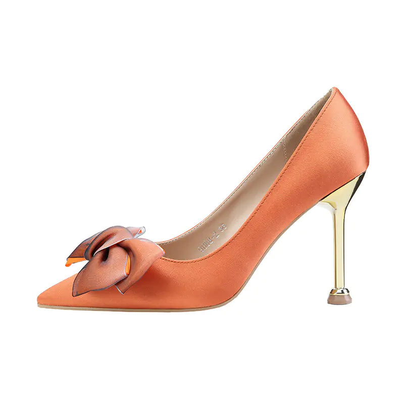 Eleganti scarpe col tacco alto in raso con punta affilata e fiocco