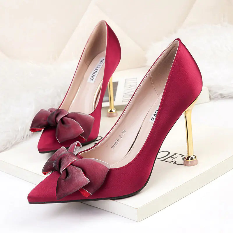 Eleganti scarpe col tacco alto in raso con punta affilata e fiocco
