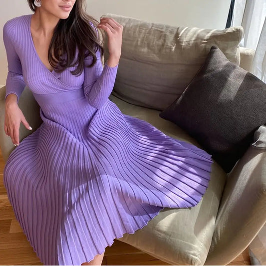 Abito lungo da donna in maglia plissettata con scollo a V