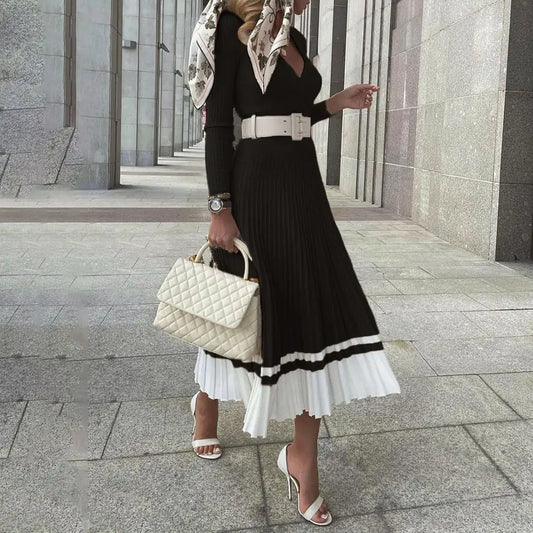 Abito in maglia plissettato con scollo a V sottile e cintura